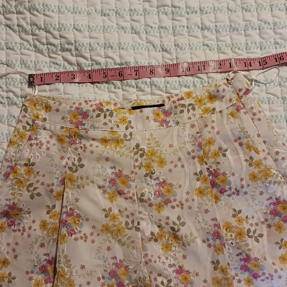 Floral Embroidred Design Short Shorts Juniors Size Medium - Picture 12 of 16